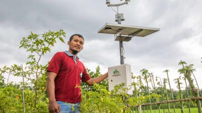 Roni, a farmer in Indonesia, grappled with the rise in extreme weather and found help from his local farmers’ group. Our teams work with groups like Roni’s, sharing new practices and technology, like this soil and weather monitoring station, to increase harvests.